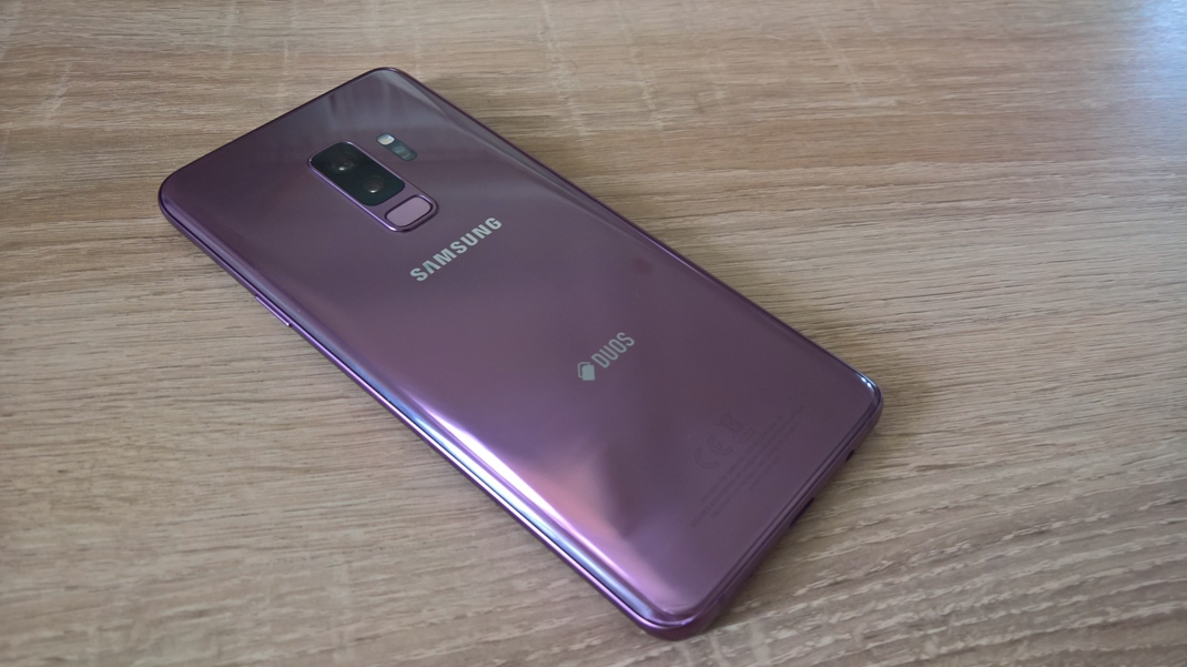 Samsung Galaxy S9 Plus Zadn strana mobilu ponka dulny fok, a senzor odtlakov prstov teraz pod kamerou. Zadn kryt m akurtny pomer reflekcie.
