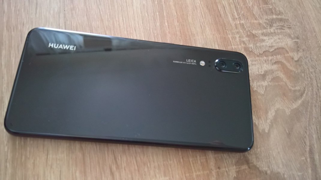 Huawei P20 - mobil s pardnou kamerou Vzadu je mobil pokryt sklom, v iernej vyzer vemi dobre.