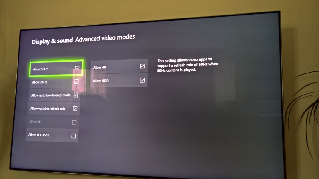 Samsung QLED QE55Q7FN - priam hern TV Xbox One X si automaticky deteguje podporu 4K, 120 Hz a aj variabiln refresh. Z podpory chba len 3D, ale rovno si povedzme, e nikomu nechba.