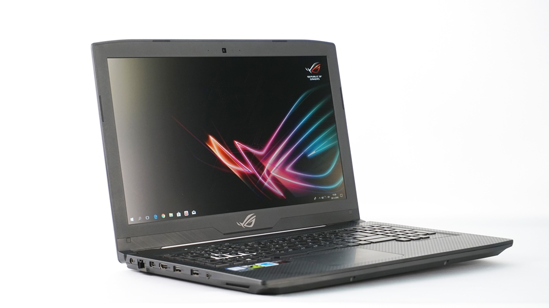 Asus ROG GL503VM Strix SCAR Po otvorení notebook neprekvapí ani neurazí.