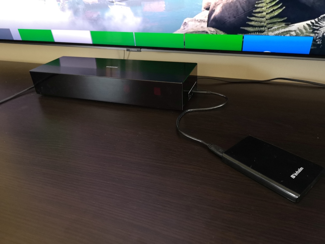 Samsung QLED QE65Q9FN - najlep TV na hranie Vekty porty a procesory s mimo TV v externom boxe.