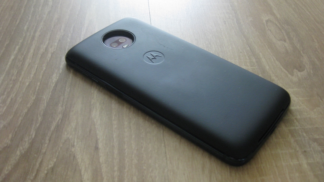Moto Z3 Play Samotn batriov mod je mierne hrub, a zv mobil o 5 milimetrov, prid vak 2250 mAh.