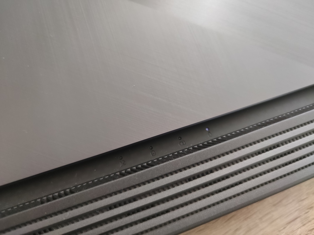 Asus ROG STRIX Scar III - G531G  Malý výrez umožňuje vidieť LED diódy notebooku aj keď je zatvorený.