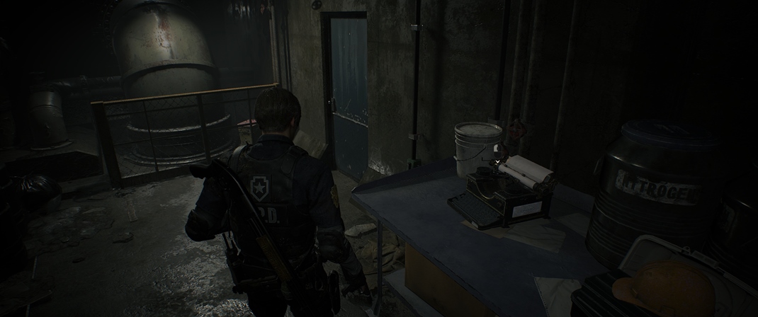 Resident Evil 2 Hru si aj tentoraz ukladáte pri písacom stroji.