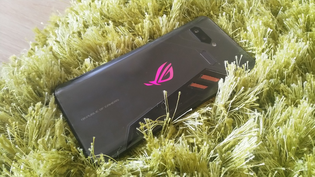 Asus ROG Phone - najlep hern mobil Mete si zapn zadn logo a nastavi, ako m svieti.