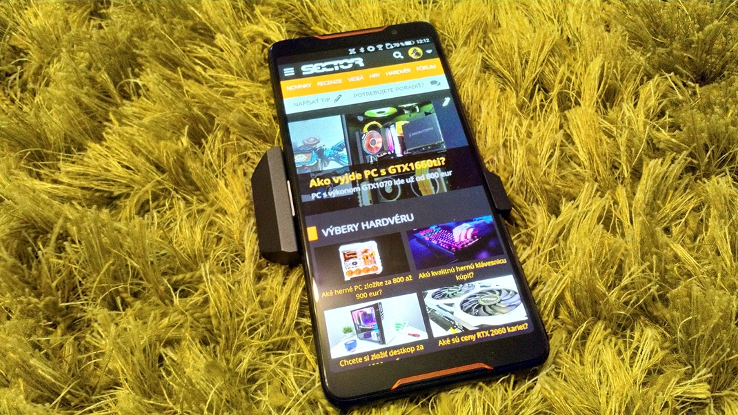 Asus ROG Phone - najlep hern mobil Displej je vemi dobr s kvalitnmi farbami a 90 Hz podporou.