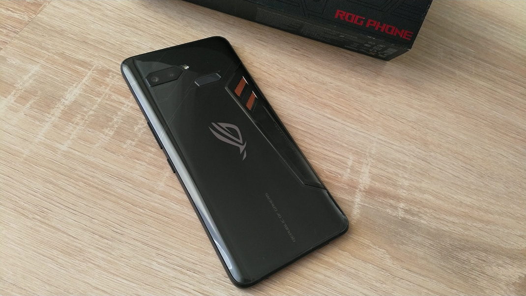 Asus ROG Phone - najlep hern mobil Z oboch strny vyzer vemi psobivo.