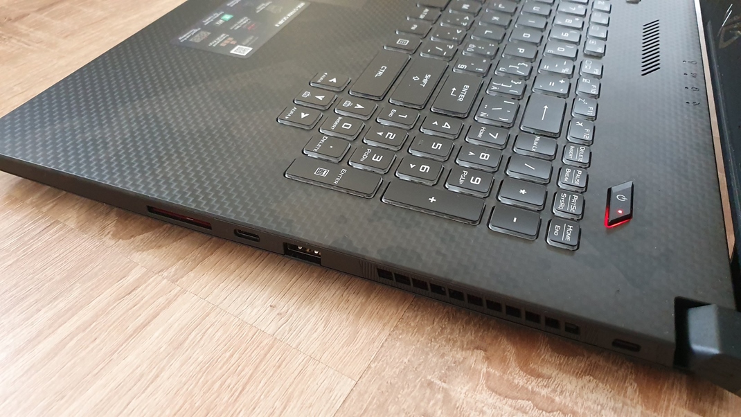 Asus ROG Strix Scar GL704GV s RTX grafikou Notebook má plnú ponuku portov.