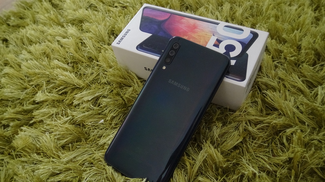 Samsung Galaxy A50 - zaujmav ponuka v strednej triede Tri zadn kamery poteia.