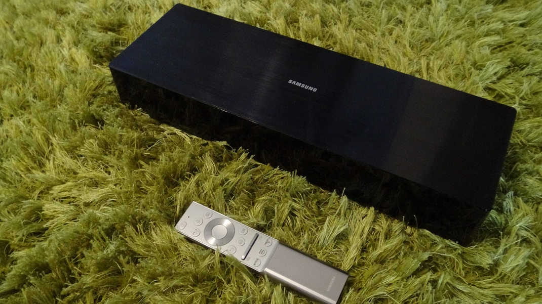 Samsung QLED 65'' Q85R One Connect box umožní zbaviť sa káblov vedúcich k TV, ovládač je moderný a minimalistický.