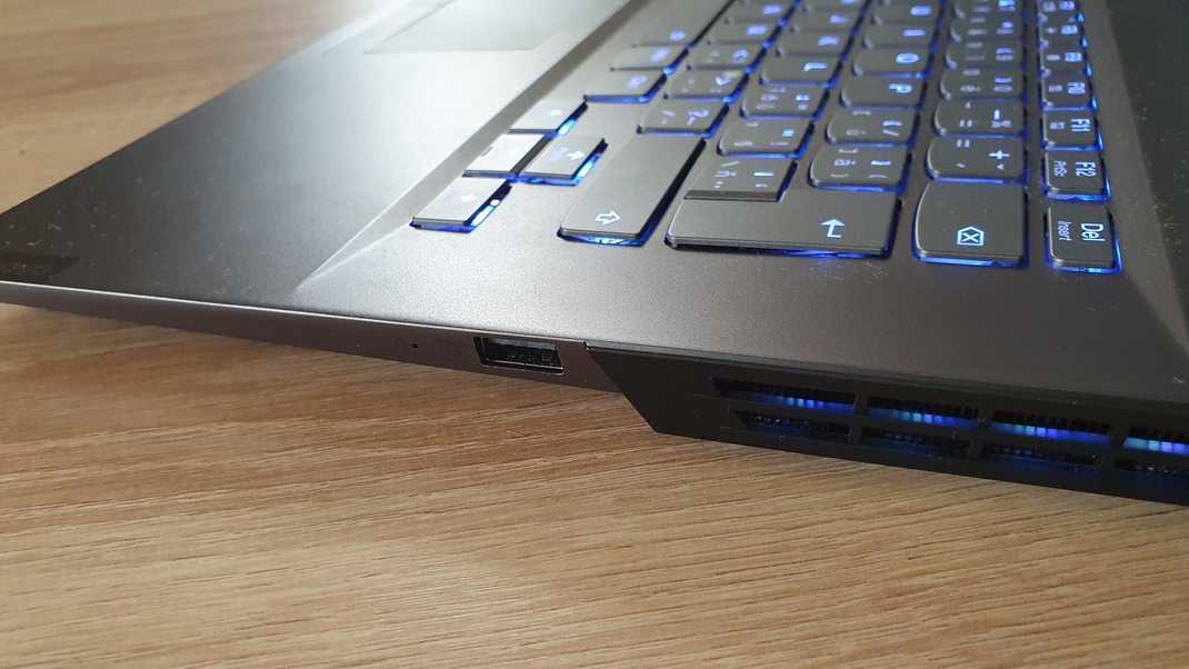 Lenovo Legion Y740 - tichý a výkonný notebook Na pravej strane máte jedno USB, napríklad pre USB kľúč alebo nabíjanie mobilu.
