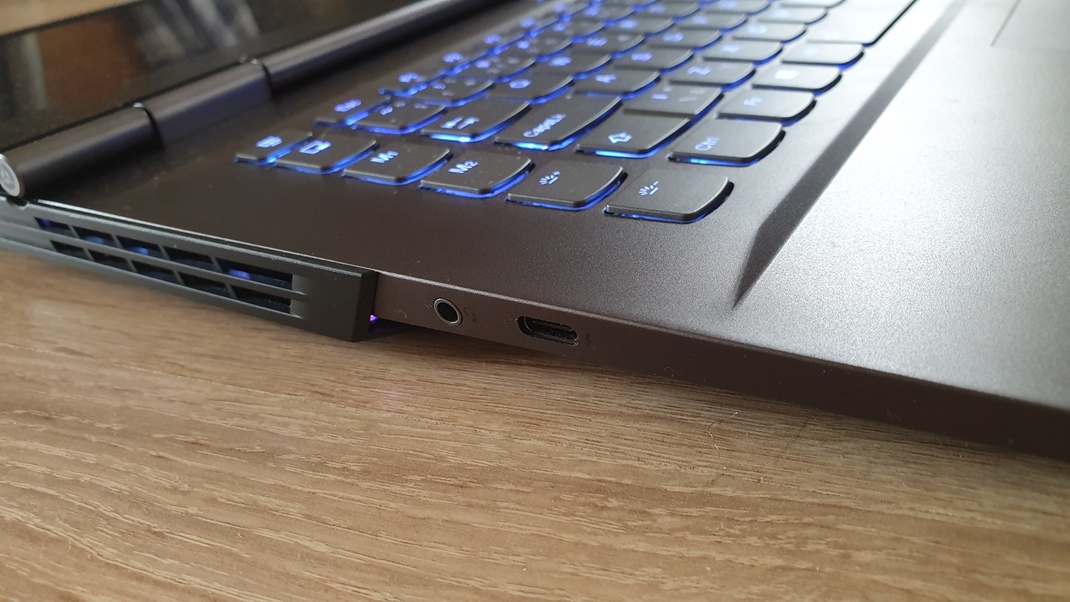 Lenovo Legion Y740 - tichý a výkonný notebook Na ľavej strane ponúka USB-C a 3,5 mm jack.