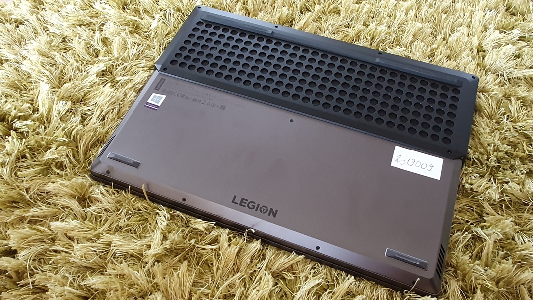 Lenovo Legion Y740 - tichý a výkonný notebook Chladenie je riešená na bokoch, ale aj na spodnej strane. 