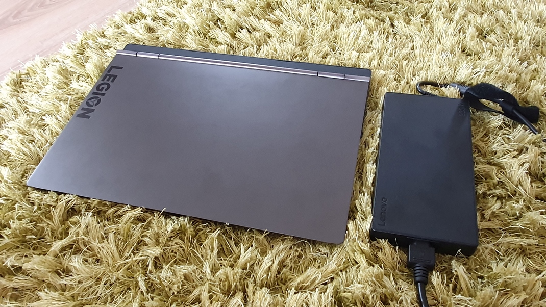 Lenovo Legion Y740 - tichý a výkonný notebook Nabíjačka je síce tenká ale veľká