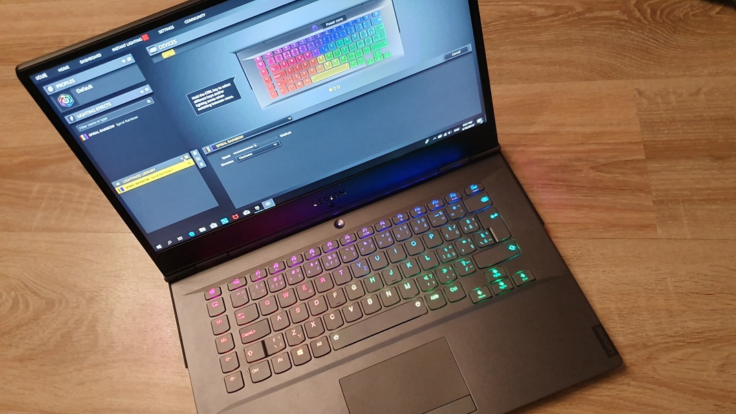 Lenovo Legion Y740 - tichý a výkonný notebook Pre definovanie RGB podsvietenia klávesnice si musíte stiahnuť Corsair iQUE aplikáciu.