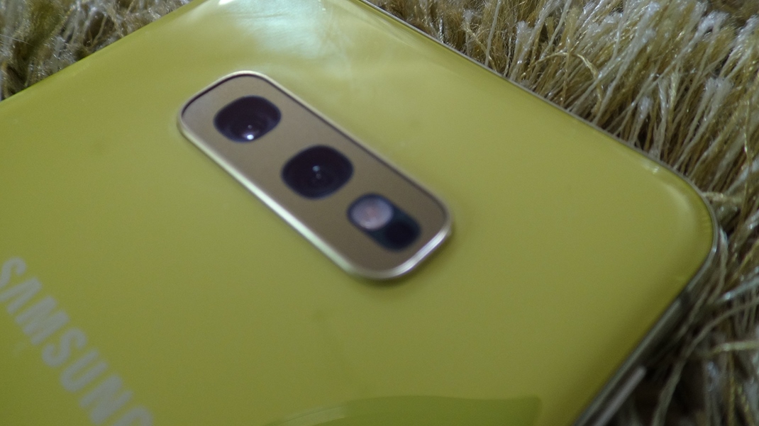Samsung Galaxy S10e - mal a vkonn mobil Vzadu s tentoraz dve kamery, kde oproti vym verzim chba zoom.