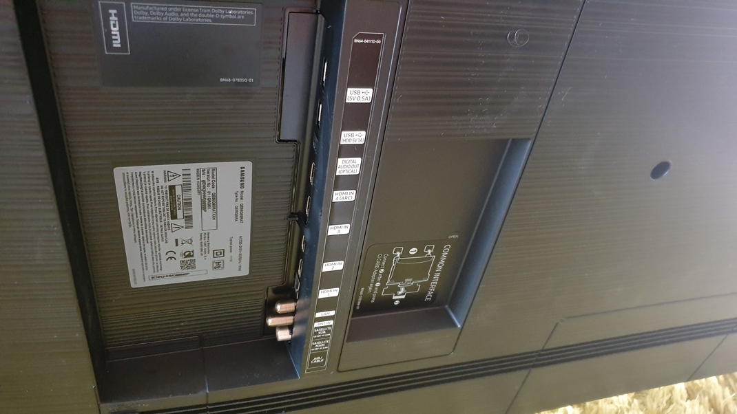 Samsung QLED 55'' Q60 TV  Táto verzia nemá externý box, ale všetky porty vzadu v TV.