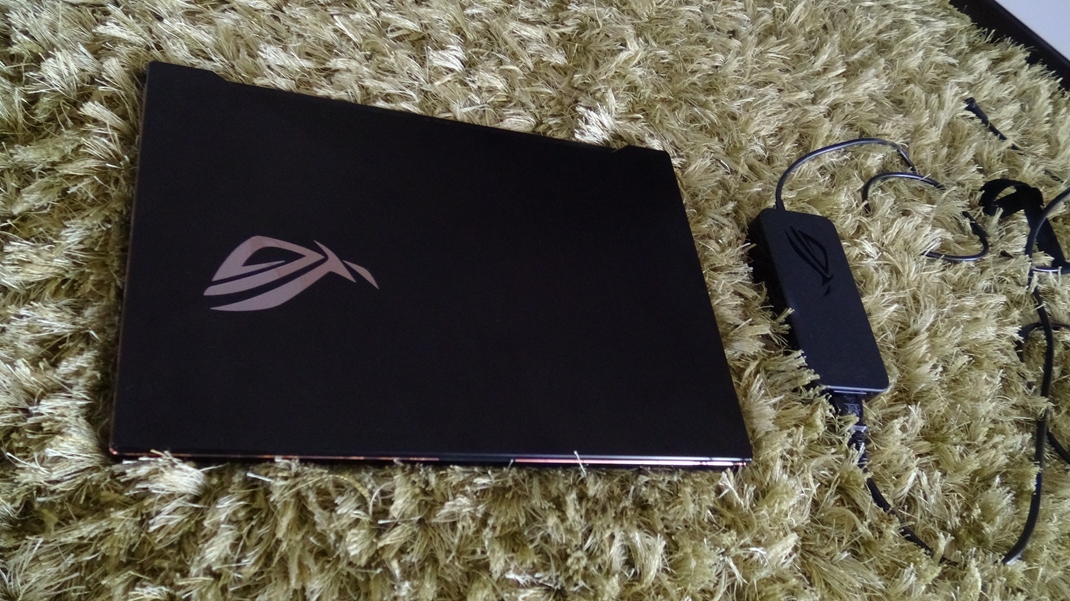 Asus ROG Zephyrus GX701GX - tenké herné monštrum Doplnkový zdroj nie je veľký a spolu s notebookom ľahko prenosný.