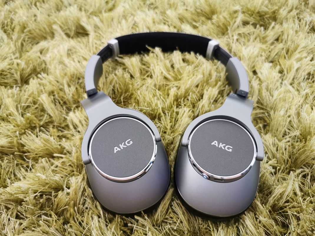 AKG N700NC - pardny zvuk na cesty Dizajnovo vyzer vemi dobre, kde kombinuje plasty a hlink
