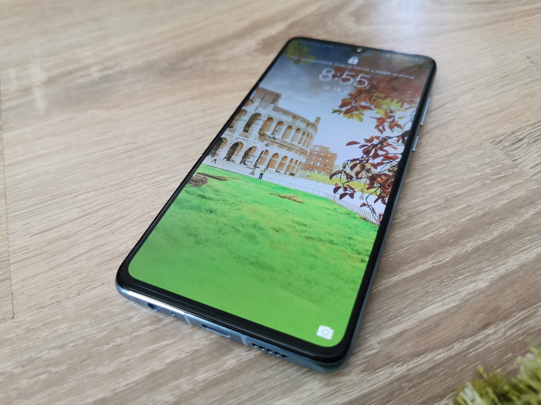 Huawei P30 - men, ale psobiv Zkladom mobilu je OLED displej s kvapkovm vrezom.