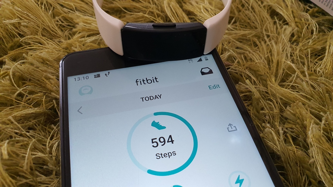 Fitbit Inspire HR Aplikcia v mobile je zklad. 