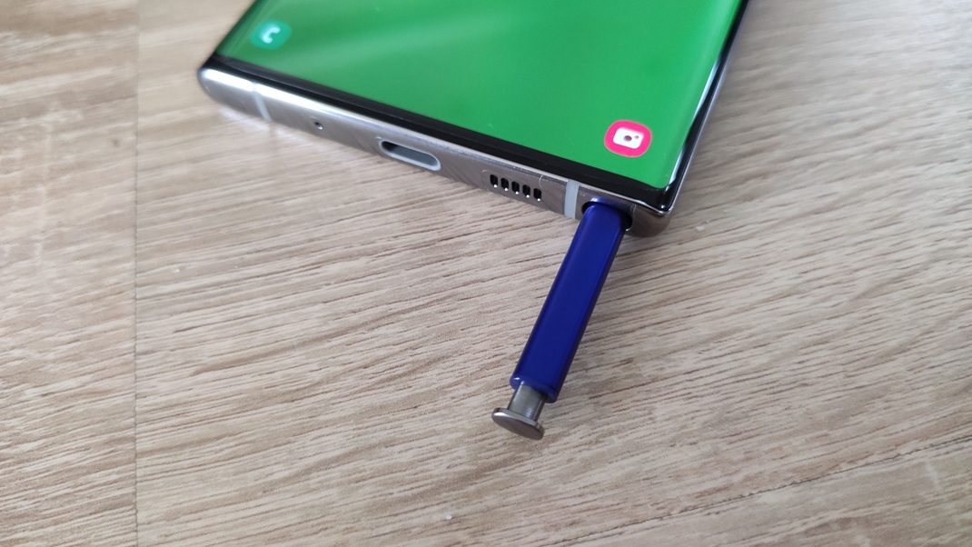 Samsung Galaxy Note 10 Pero sa skrva v pravej asti. Pri zasunut do mobilu sa nabja.