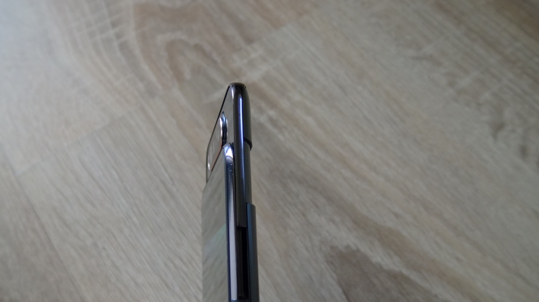 Samsung Galaxy A80 Vysun sa pribline 2 centimetre hornej plochy.