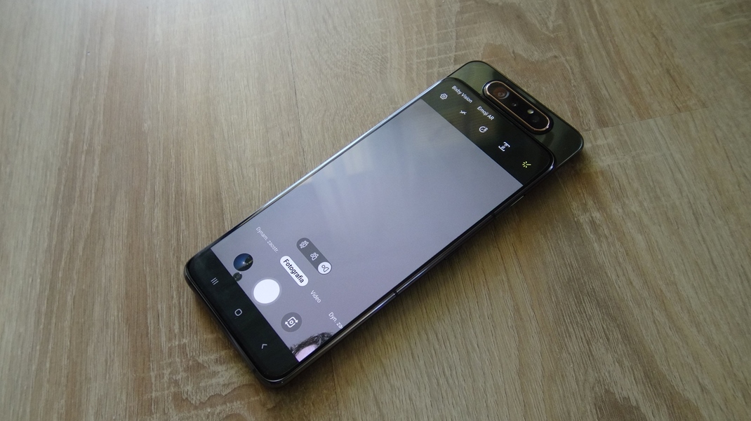 Samsung Galaxy A80 Kamera sa vysunie ako pri selfie, tak aj ke ju systm potrebuje (naprklad pri nahrvan tvre do gameplayu), ia, chba odomknanie tvrou.