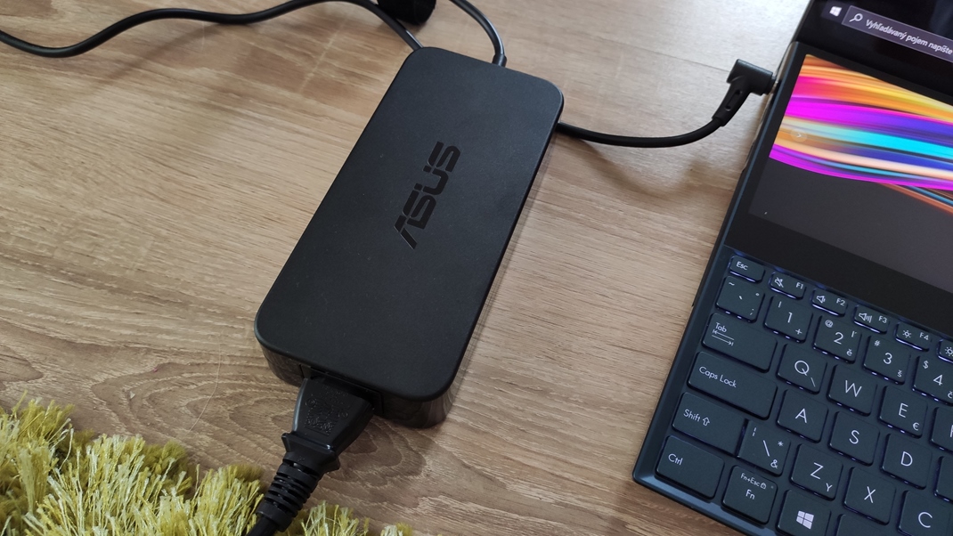 Asus ZenBook Pro DUO UX581 Zdroj nie je vek a bez problmov si ho pribalte k notebooku, je to aj odporan kee vdr batrie je len okolo 4 hodiny