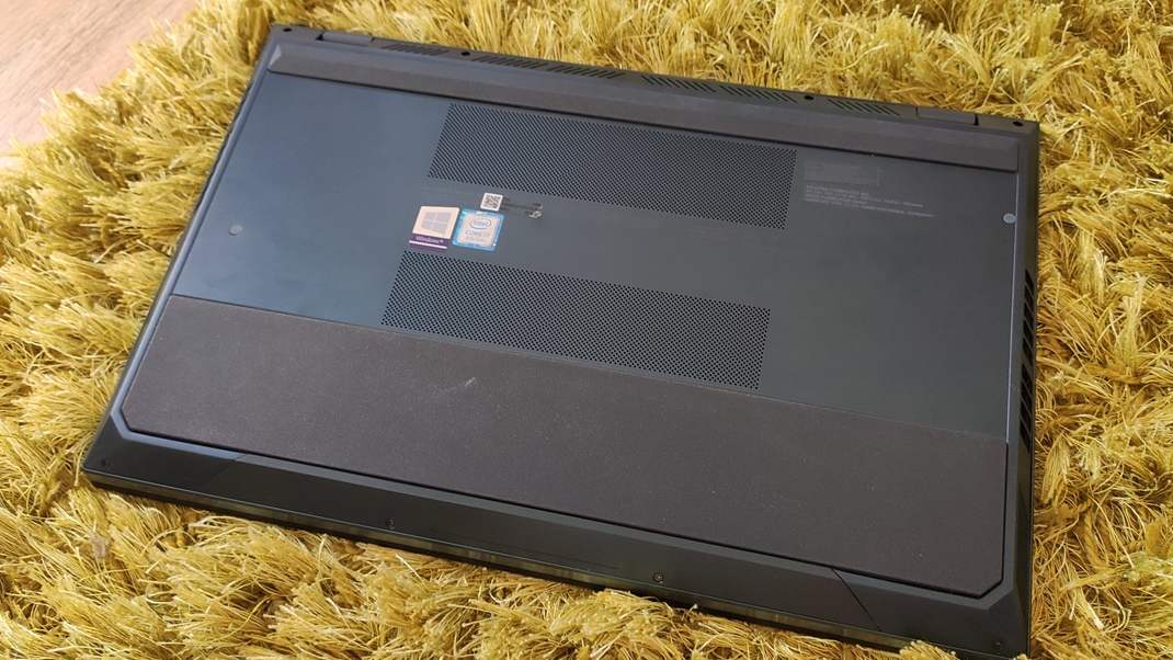 Asus ZenBook Pro DUO UX581 Na spodu je len minimlne vetranie, vetko ide zadom a bokmi