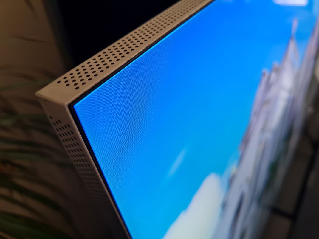 Samsung Q950TS 8K TV - hi-end TV pre hranie Zaujmav kontrukcia a supertenk okraje obrazovky psobia luxusne.