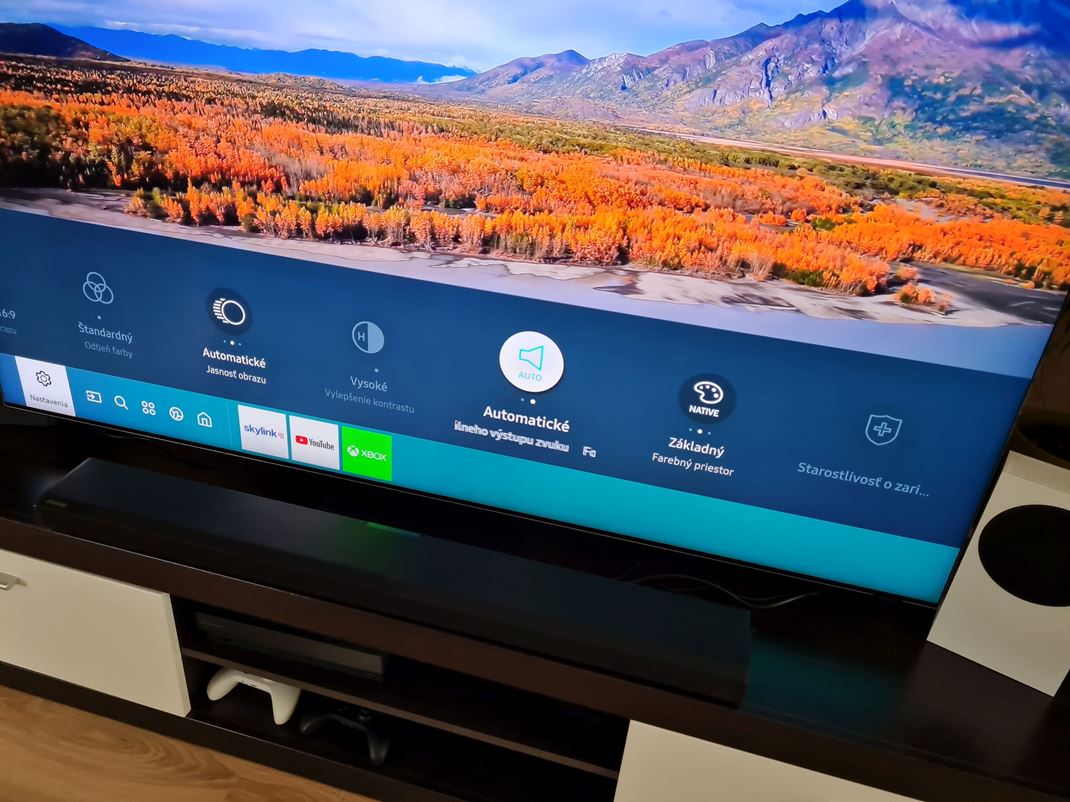 Samsung Q950TS 8K TV - hi-end TV pre hranie Nastavenia prinaj aj automatick hlasitos a jas poda podmienok v miestnosti.