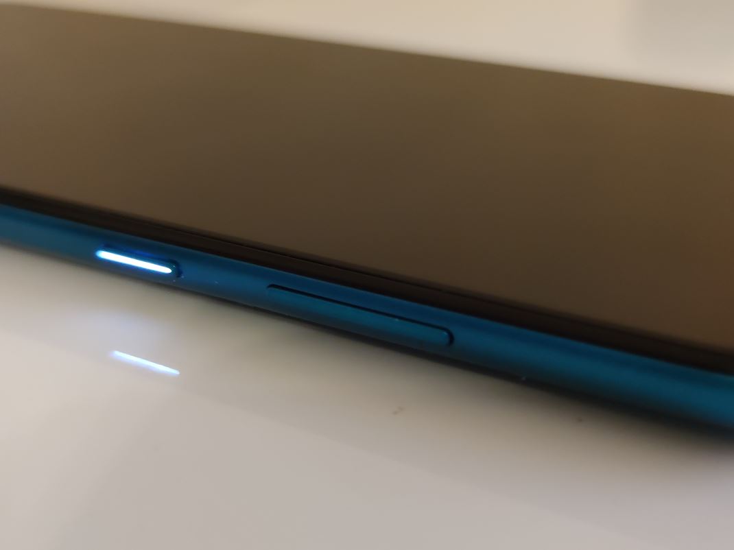 Nokia 5.3 Podsvieten power tlaidlo je pekn doplnok.