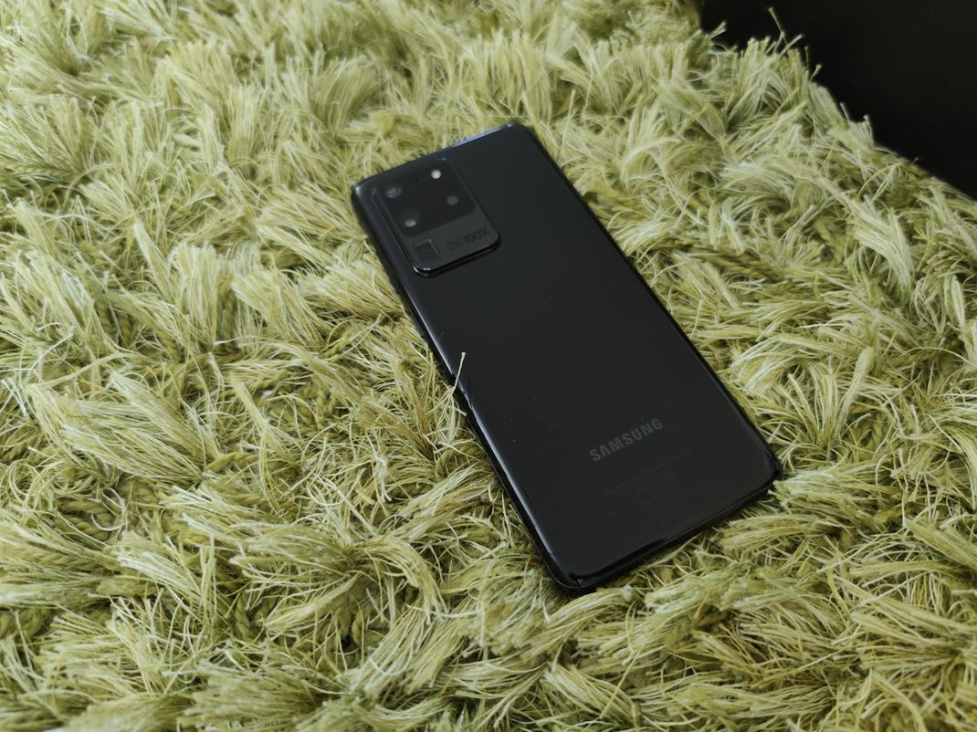 Samsung Galaxy S20 Ultra 5G Blok s kamerami je masvny a vysunut. Skrva v sebe ako 108MP kameru, tak aj 10x zoom.