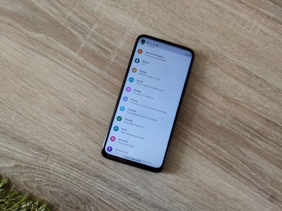 Moto G8 Power Systm je takmer ist Android 10.
