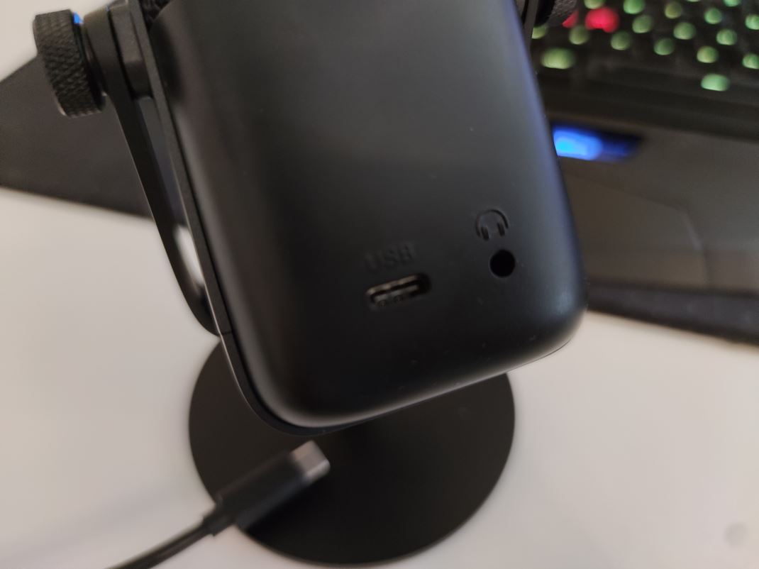 Elgato Wave 3 - mikrofn stvoren pre streaming Vazdu njdete USB vstup a 3,5 mm vstup na headset.