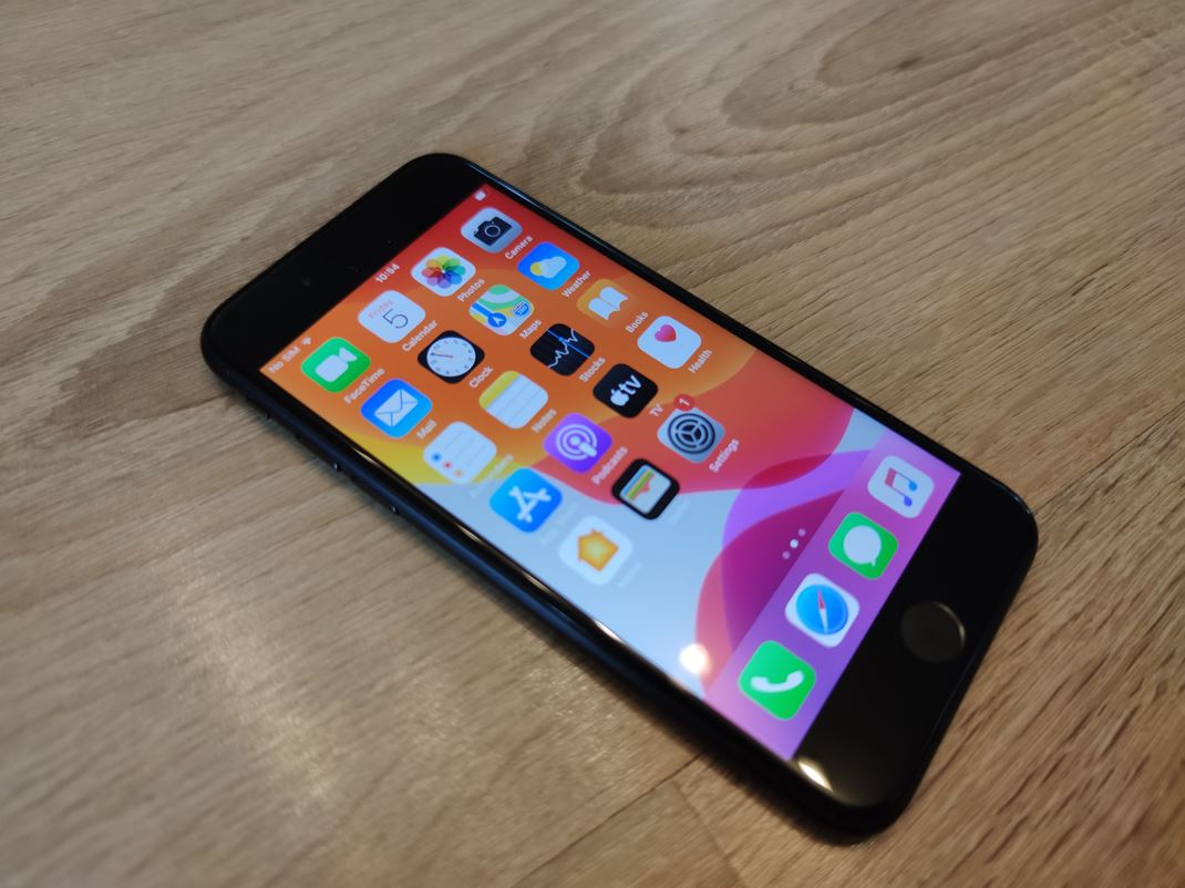 iPhone SE 2020 Displej ostva LCD s nim rozlenm.