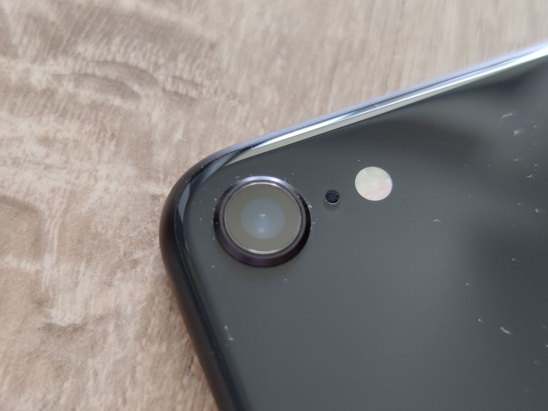 iPhone SE 2020 Vzadu rovnako ostala jedna 12MP kamera.