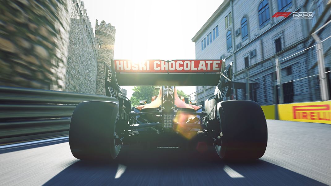 F1 2020 McLaren v úzkych uličkách Baku