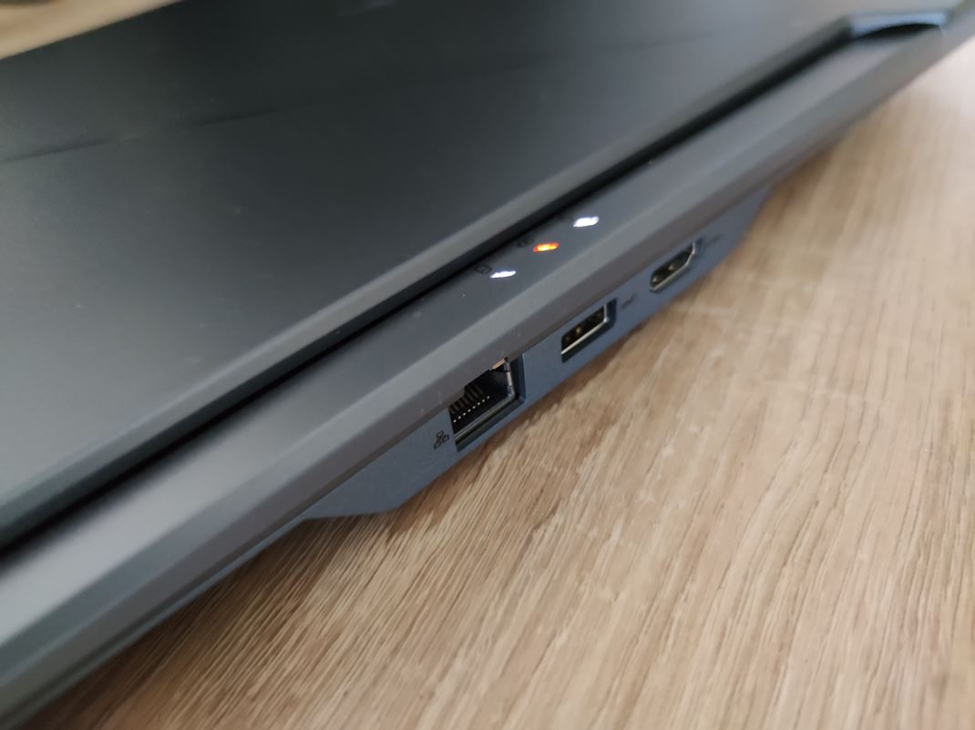 ROG Zephyrus Duo 15 - hern notebook s dvomi displejmi Zkladn porty na LAN, HDMI a jedno USB s vzadu.