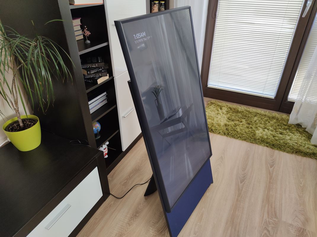 Samsung The Sero - lifestylová TV TV má vlastný stojan, len ho položíte na zem.