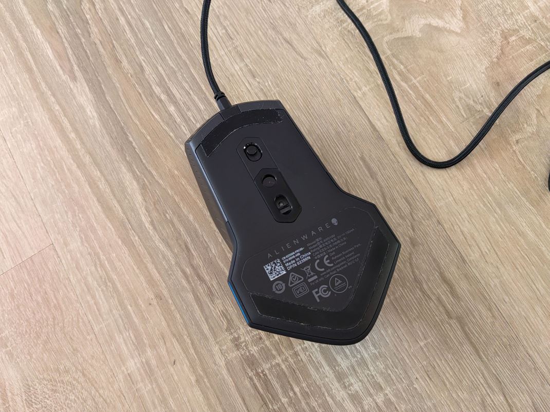Alienware myši 310M, 510M, 610M Naspodku skrýva prepínač na úpravu odporu kolieska.