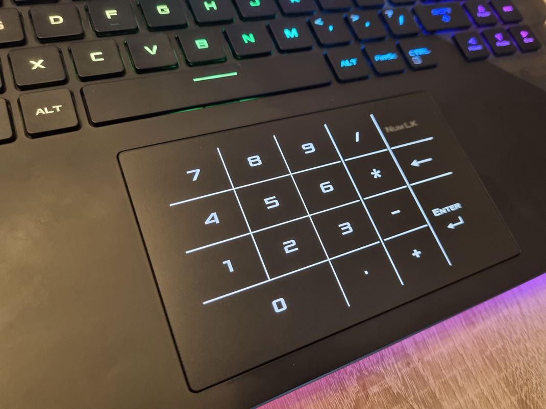ROG STRIX Scar 15 G533QS  - poriadny herný notebook Z touchpadu môžete v 15 - palcovej verzii spraviť numpad.