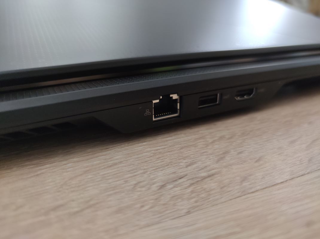 Asus ROG Zephyrus Duo SE GX551Q Vzadu LAN port, HDMI a USB.
