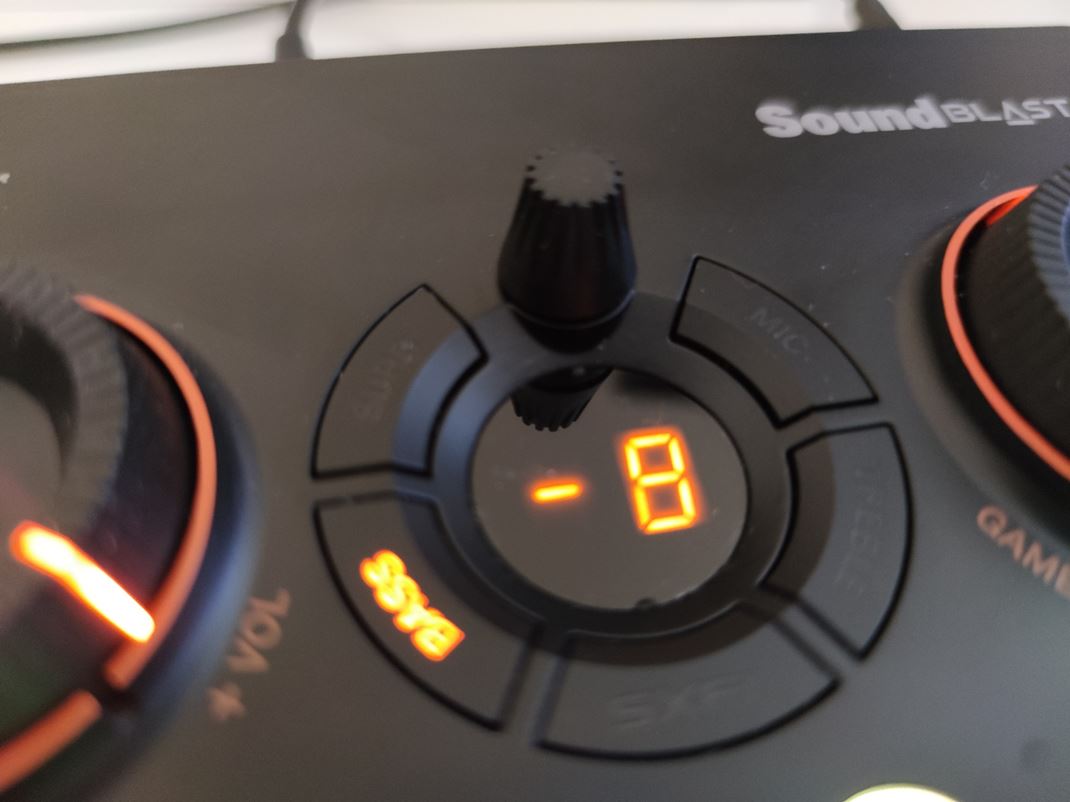 Sound Blaster GC7 Na reguláciu basov, výšok, mikrofónu slúži stredný panel s displejom.