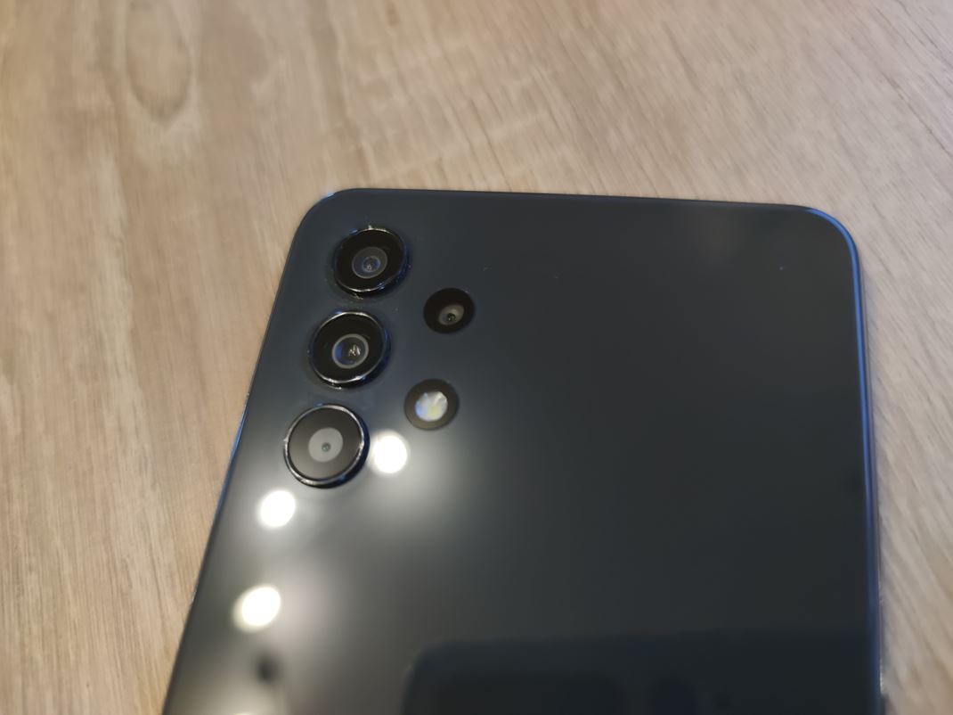 Samsung Galaxy A32 5G Kamery nemaj tandardn obdnik, ale s len priamo vyrezan zo zadnho krytu, vystpen s len mierne.