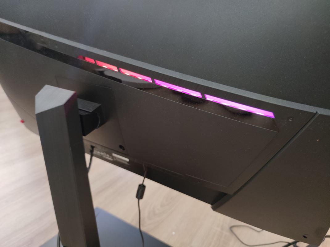 MSI Optix MAG301RF - ultrawide pre esports hrov Vzadu njdete Mystic Light podsvietenie.