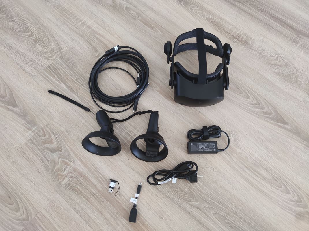 HP ReverB G2 - 4K VR headset V balení prídu aj ovládače a dostatočne dlhý kábel na pripojenie k PC.