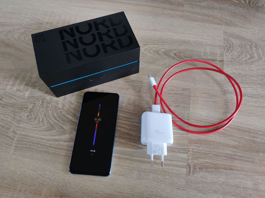 OnePlus Nord2 5G Mobil prichádza s nabíjačkou.