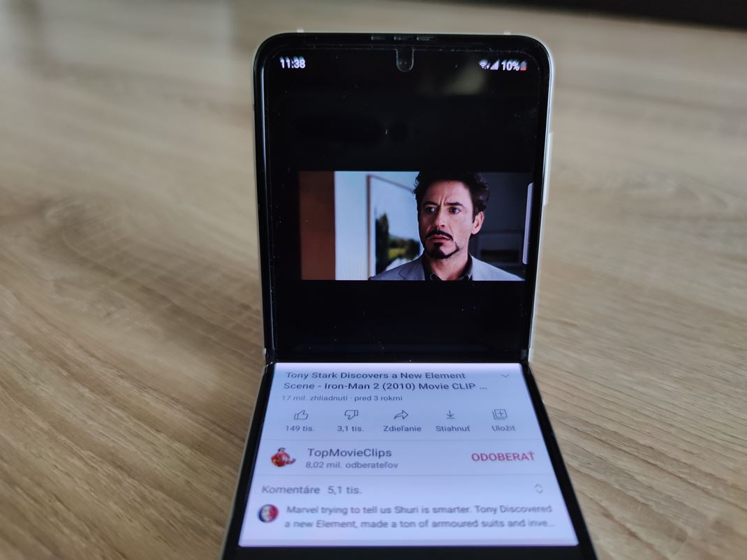 Samsung Galaxy Z Flip3 5G V zahnutom stave môžete mobil použiť na natáčanie alebo pozeranie videí na Youtube, aplikácie sa prispôsobia.